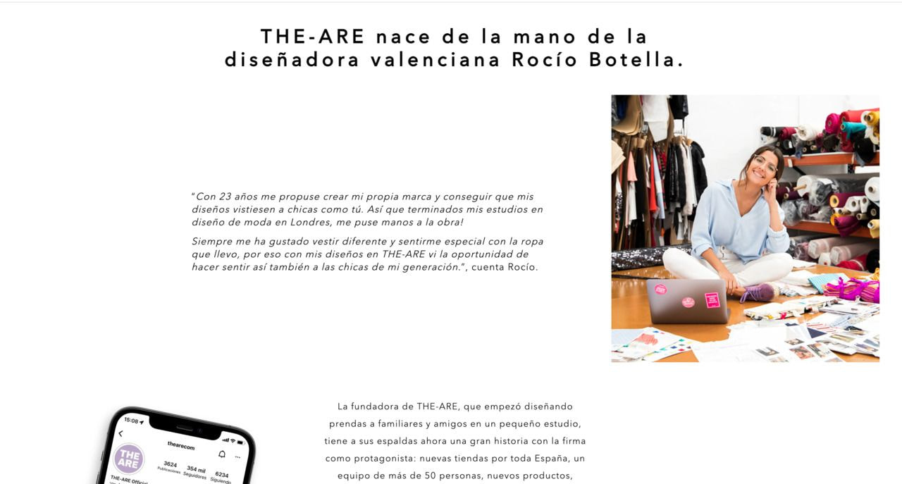 una mujer sentada en un escritorio con un portátil y un teléfono